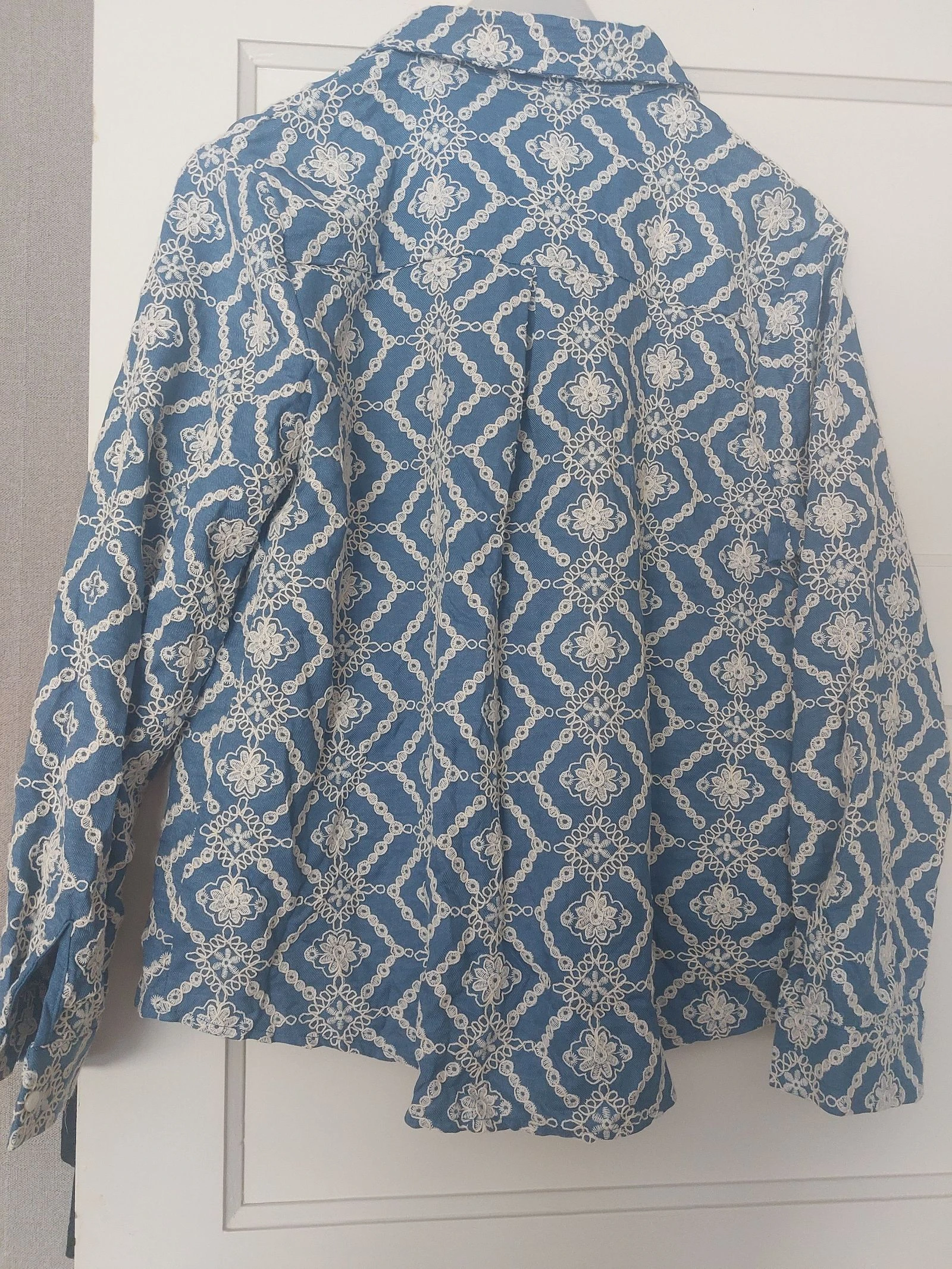 Camisa vaquera con bordado – photo 2